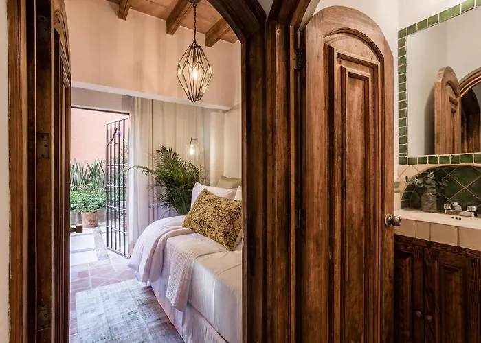 3Br Garden Home With Rooftop & Garage In Centro San Miguel De Allende